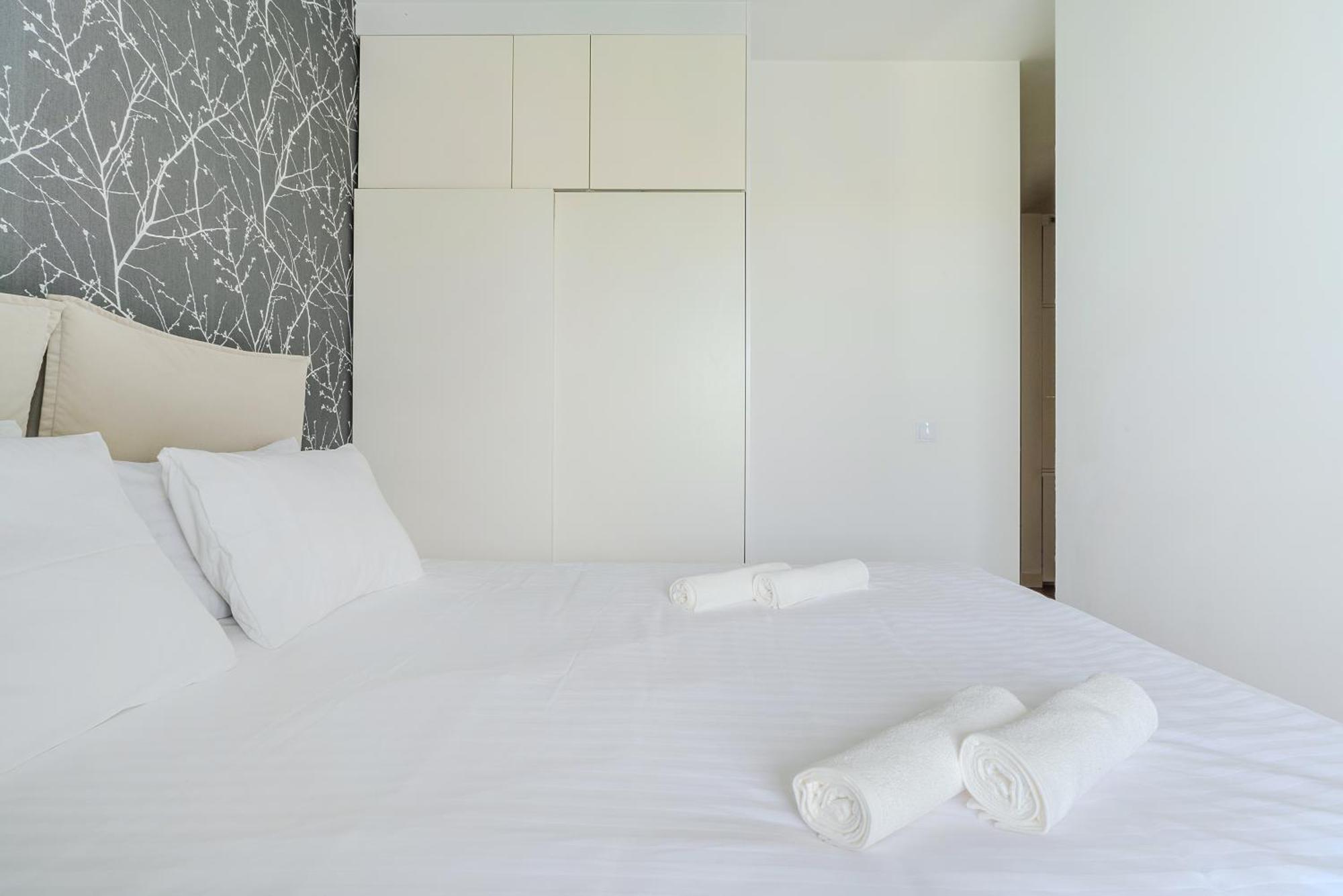 Apartment Premium In The Center Of With Free Parking & Balcony *