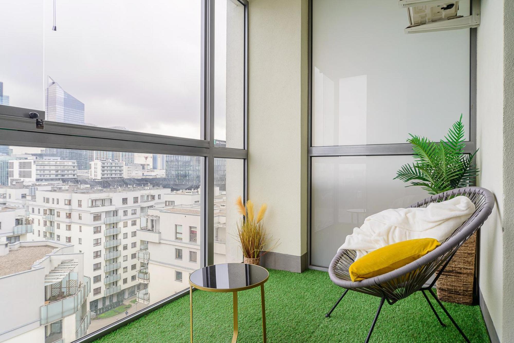 Premium In The Center Of With Free Parking & Balcony Apartment *