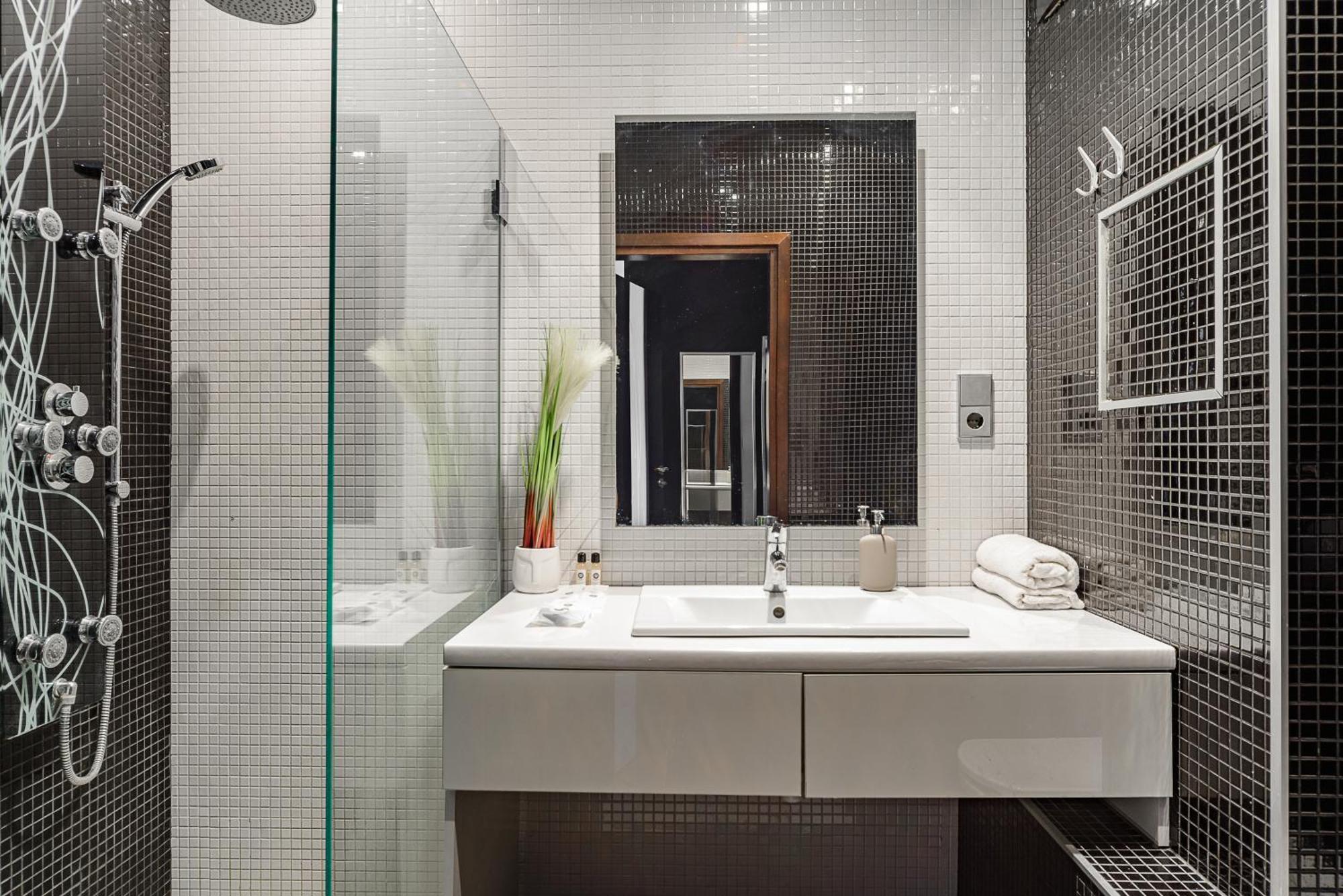 Apartment Premium In The Center Of With Free Parking & Balcony