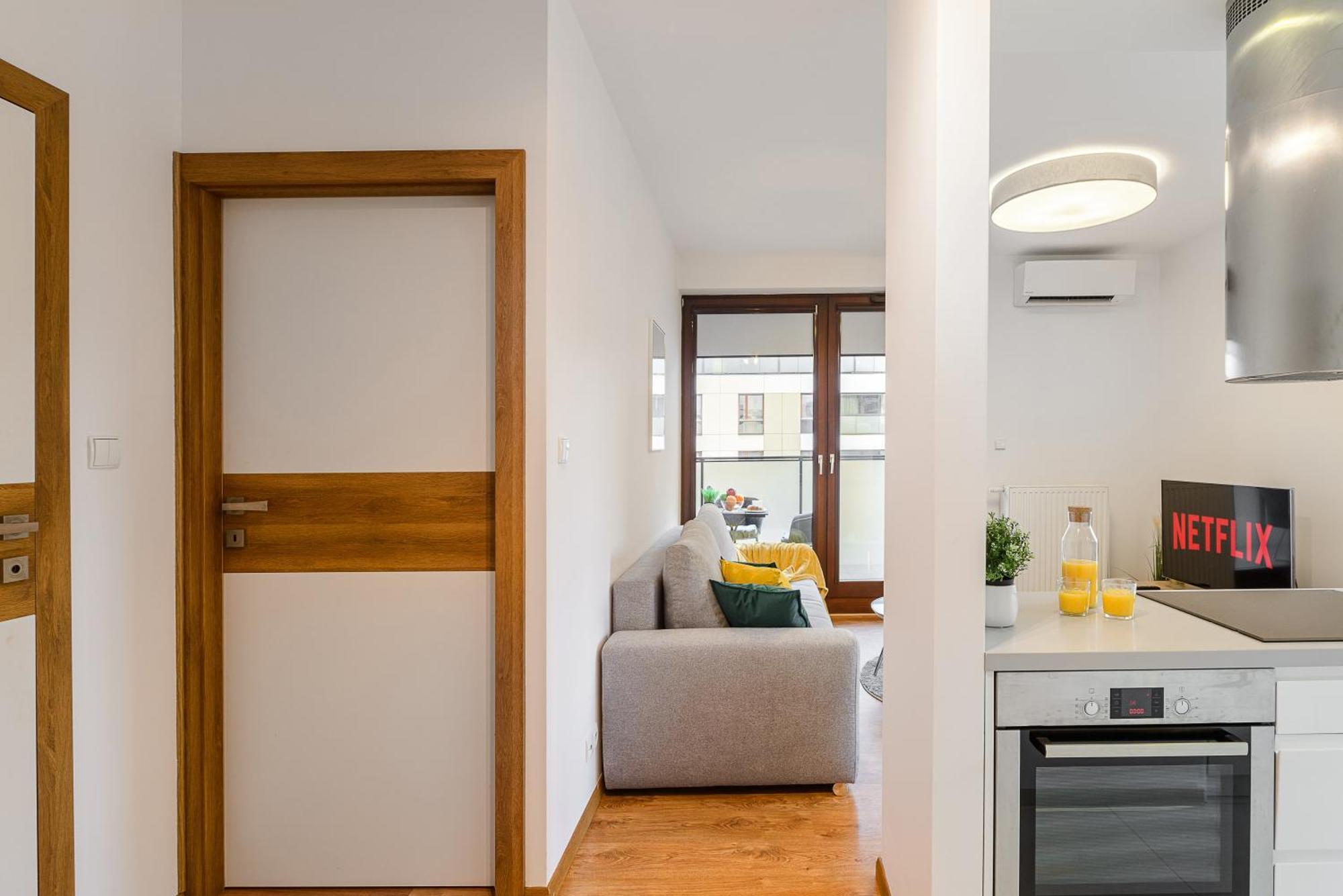 Premium In The Center Of With Free Parking & Balcony Apartment *
